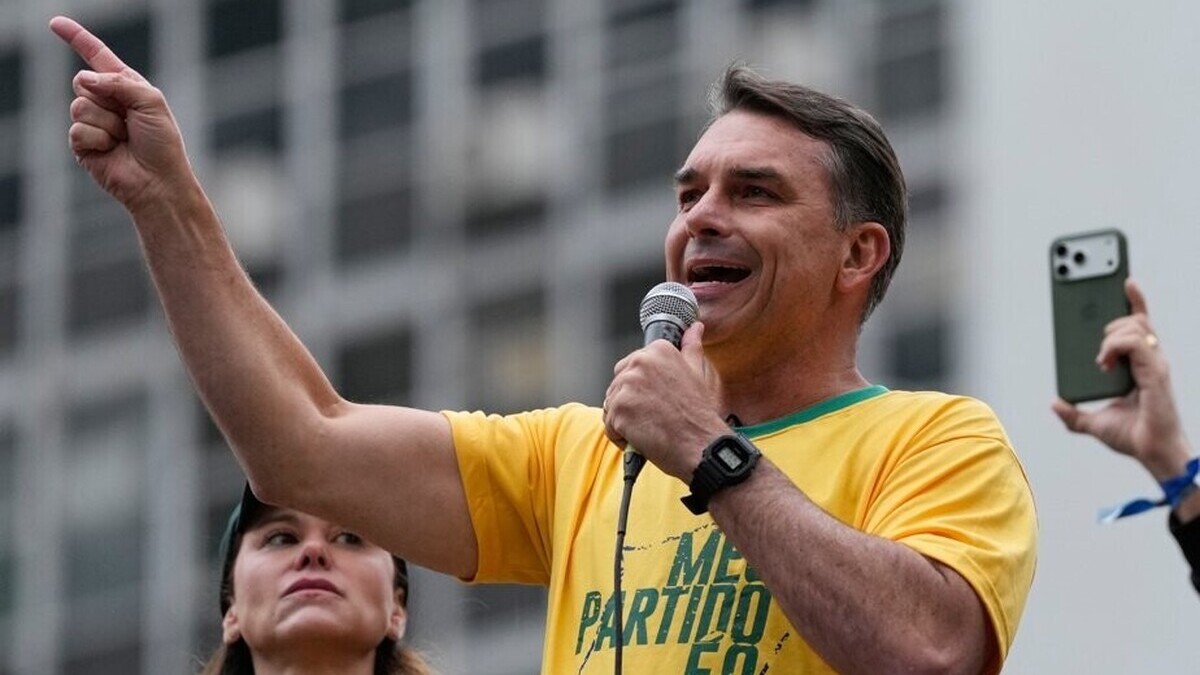 Brésil : Flavio Bolsonaro visé par une enquête pour corruption à trois semaines des élections