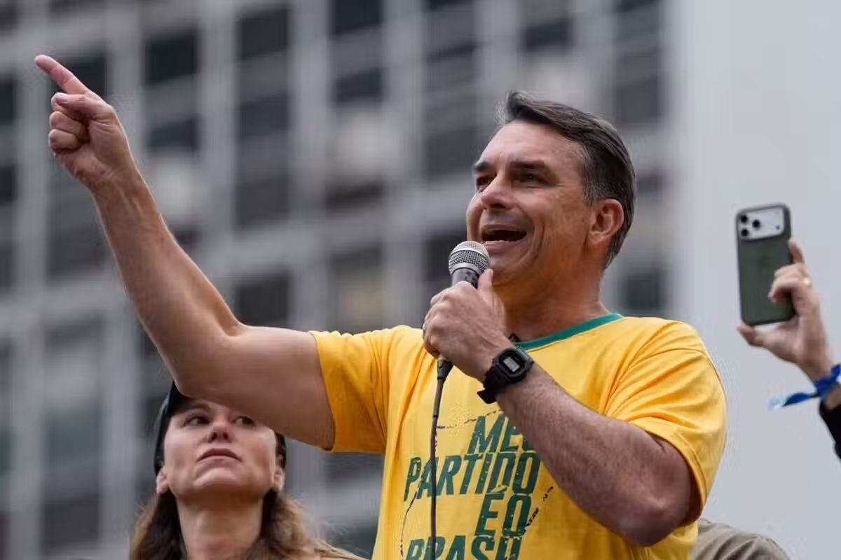 Brazil: Flavio Bolsonaro targeted by corruption investigation three weeks before the elections