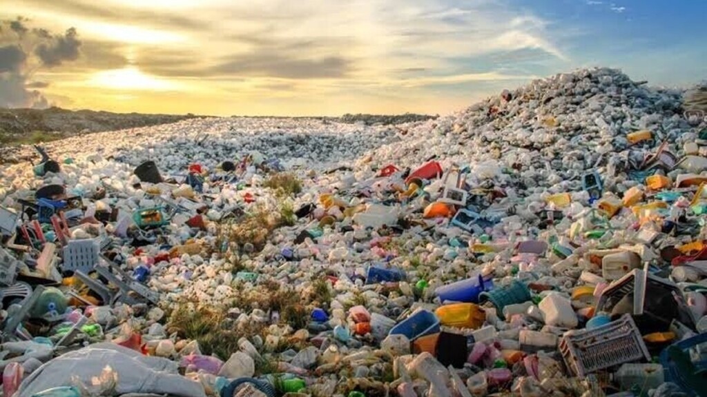 Des scientifiques explorent le recyclage chimique pour combattre les déchets plastiques