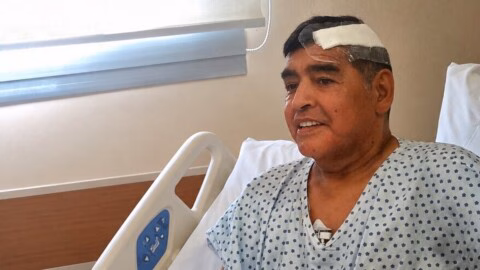 Mort de Maradona : un médecin légiste contredit l’hypothèse d’une longue agonie et n’exclut pas le Covid