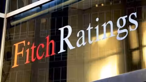 Fitch retire le Qatar de sa liste de surveillance négative malgré la guerre