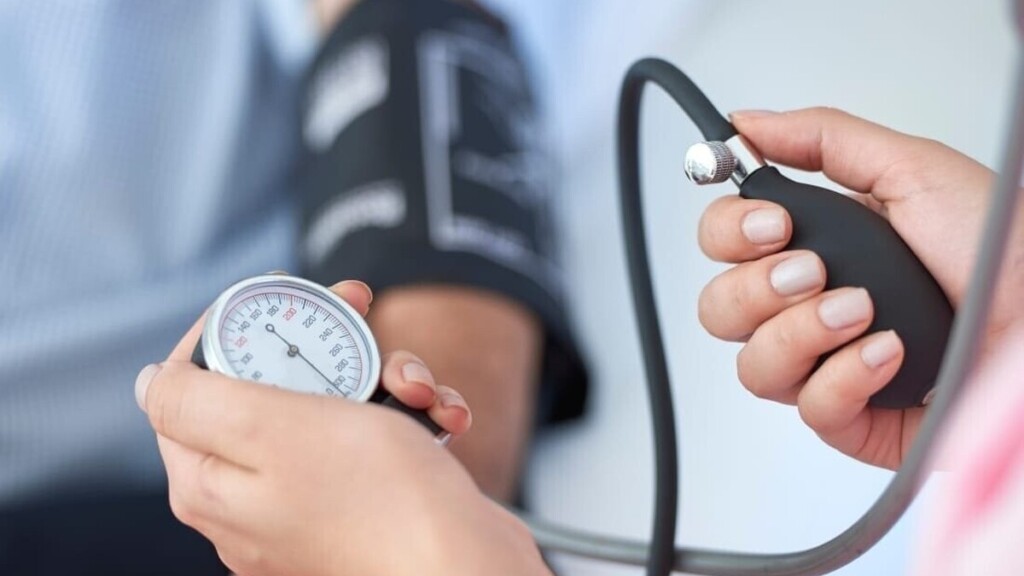 Hypertension : pourquoi peut-on avoir une tension dangereusement élevée sans ressentir aucun symptôme ?