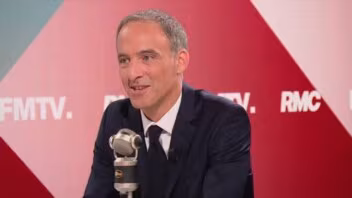 Interdiction du voile : Glucksmann alerte sur le risque de contrôles « au faciès »