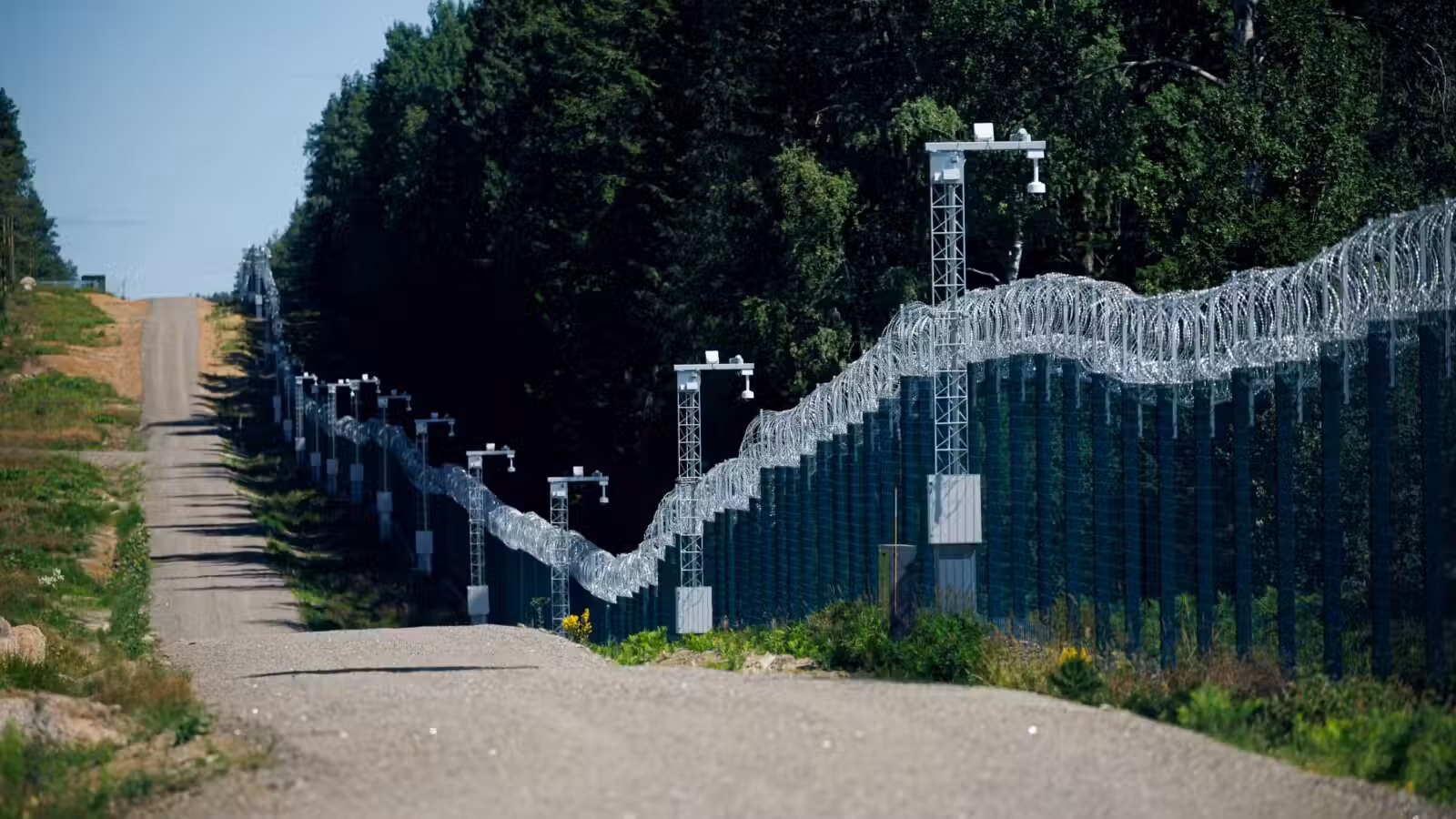 La Finlande achève sa clôture de 200 km à la frontière russe