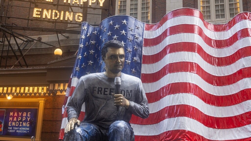 La statue de Charlie Kirk vandalisée devant le siège de Turning Point USA
