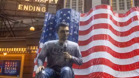 La statue de Charlie Kirk vandalisée devant le siège de Turning Point USA