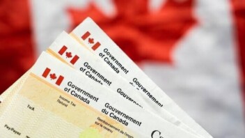 Le Canada impose des surtaxes sur 20 milliards de produits américains en représailles