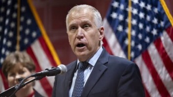 Le sénateur américain Thom Tillis exige le renvoi du secrétaire à la Défense Hegseth