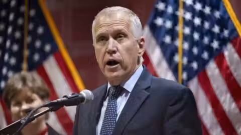 Le sénateur américain Thom Tillis exige le renvoi du secrétaire à la Défense Hegseth