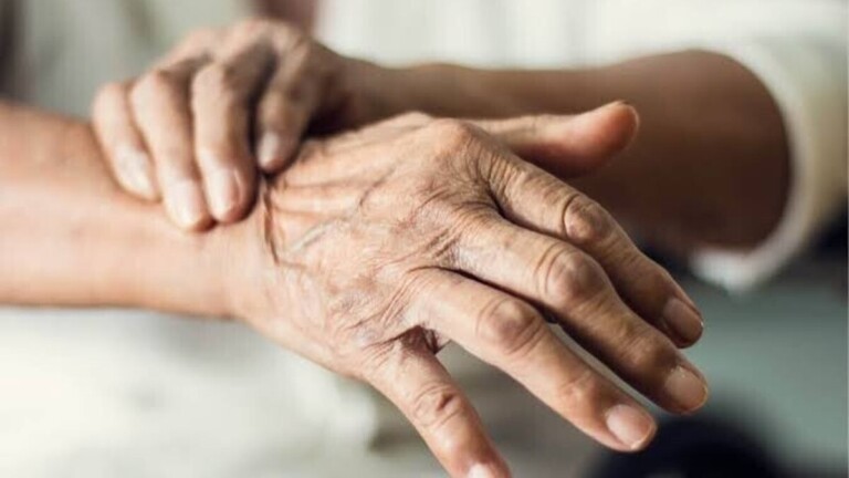 Maladie de Parkinson : pourquoi les premiers symptômes ne sont pas toujours des tremblements