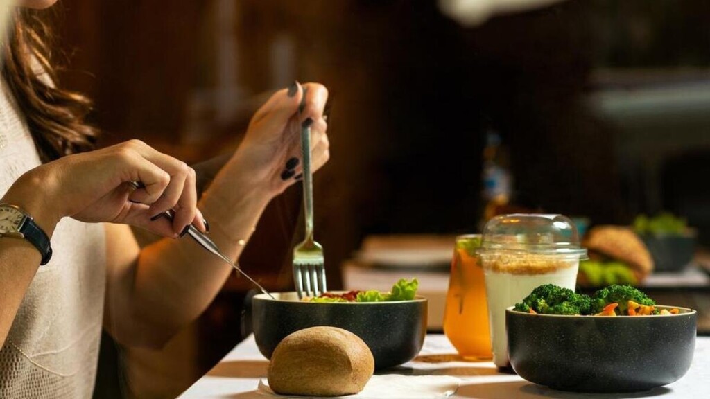 Manger après 21 heures fait-il vraiment grossir ? Ce que dit la science