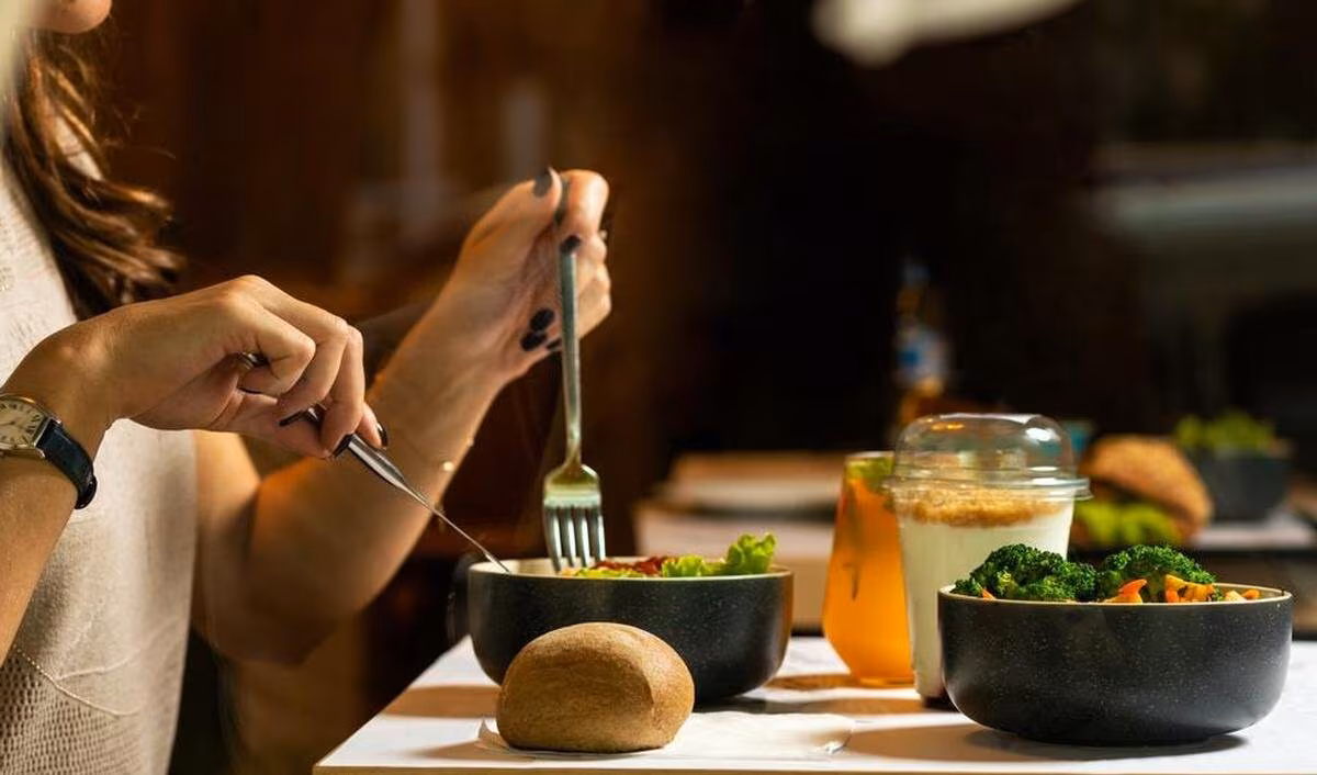 Does eating after 21 p.m. really make you gain weight? What science says