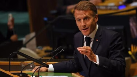 Modèle social : Emmanuel Macron regrette de ne pas avoir réformé « assez vite »