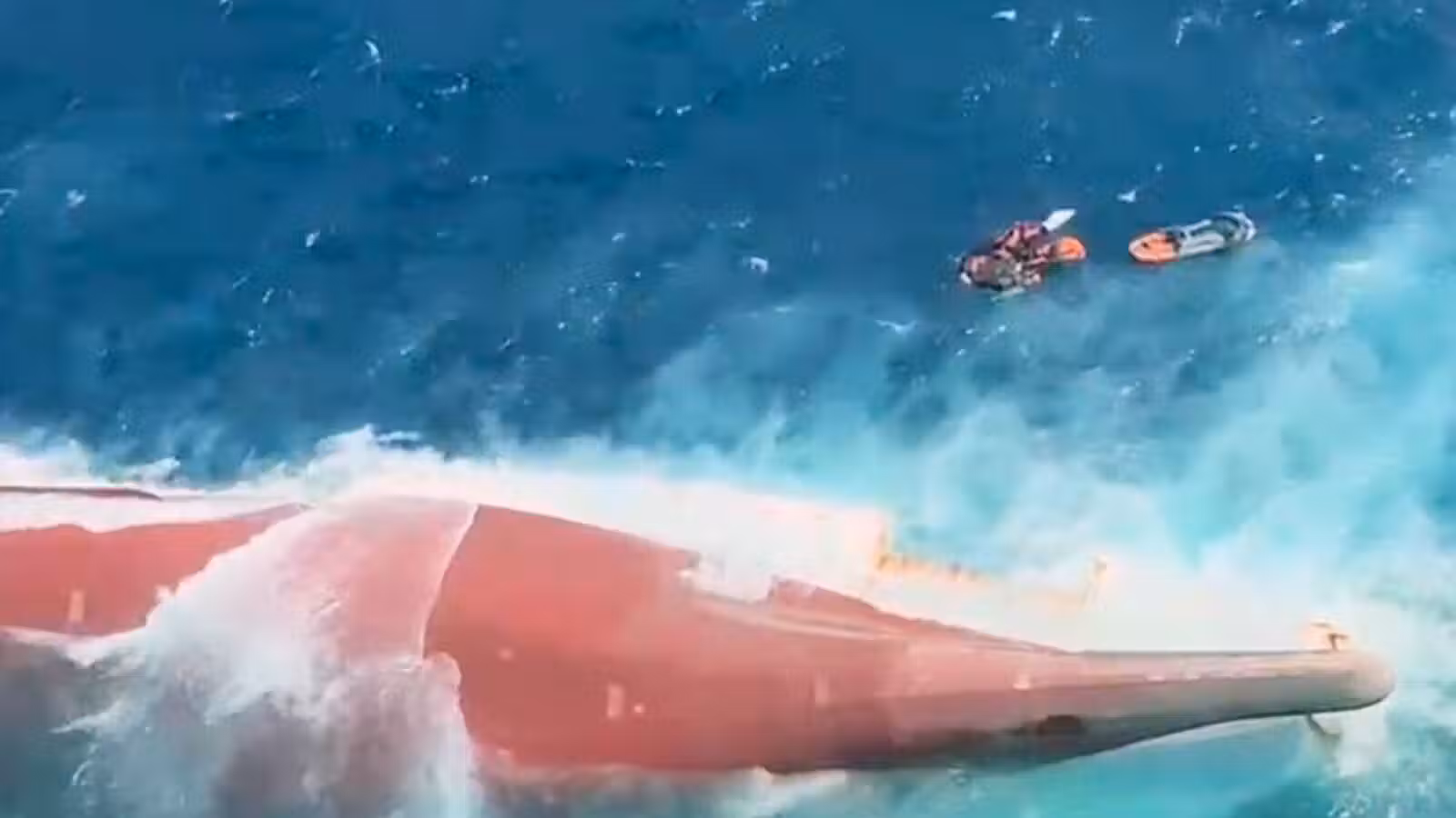 Naufrage d’un ferry en mer de Java : 129 disparus, les recherches s’intensifient
