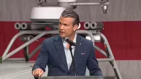 Pete Hegseth lance une tournée de recrutement militaire sur fond de guerre en Iran et de popularité en chute libre