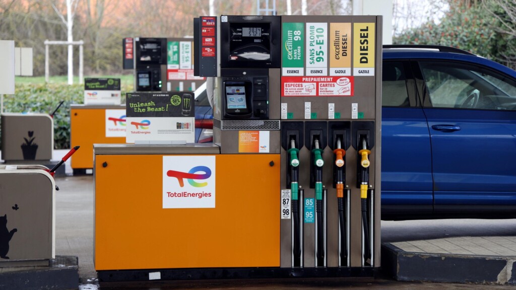 Prix des carburants : le gouvernement défend Total face aux appels à bloquer ses marges