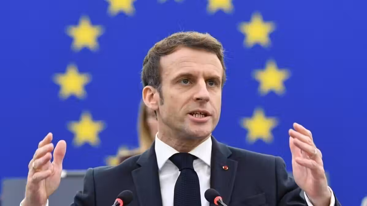 Réseaux sociaux : Macron réclame à l'UE une interdiction pour les moins de 15 ans