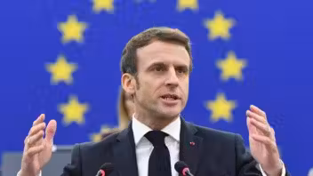 Réseaux sociaux : Macron réclame à l'UE une interdiction pour les moins de 15 ans