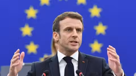 Réseaux sociaux : Macron réclame à l'UE une interdiction pour les moins de 15 ans