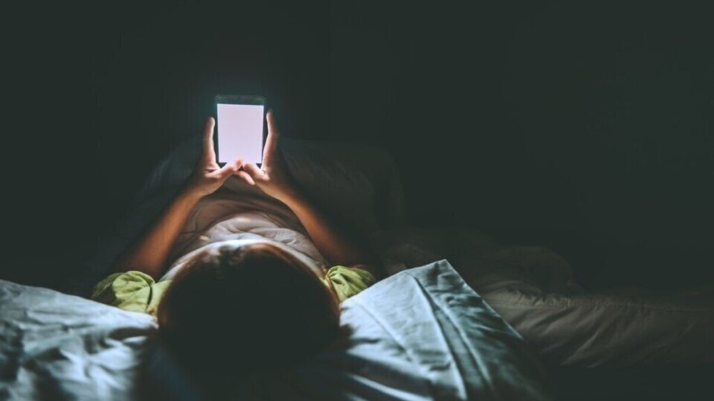 Téléphone au lit : regarder son écran avant de dormir empêche-t-il vraiment de bien dormir ?