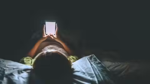 Téléphone au lit : regarder son écran avant de dormir empêche-t-il vraiment de bien dormir ?