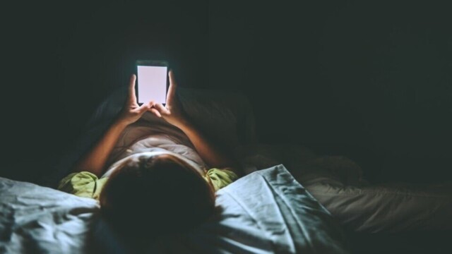 Téléphone au lit : regarder son écran avant de dormir empêche-t-il vraiment de bien dormir ?