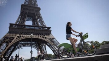 Tour Eiffel : une grève éclate après la mise à l’écart du personnel féminin lors de la visite d’un groupe hindou