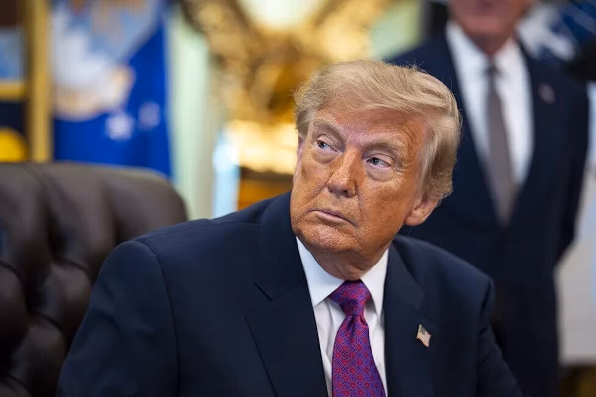 Trump bans CNN, MSNOW and Politico from the White House, an unprecedented escalation against the press