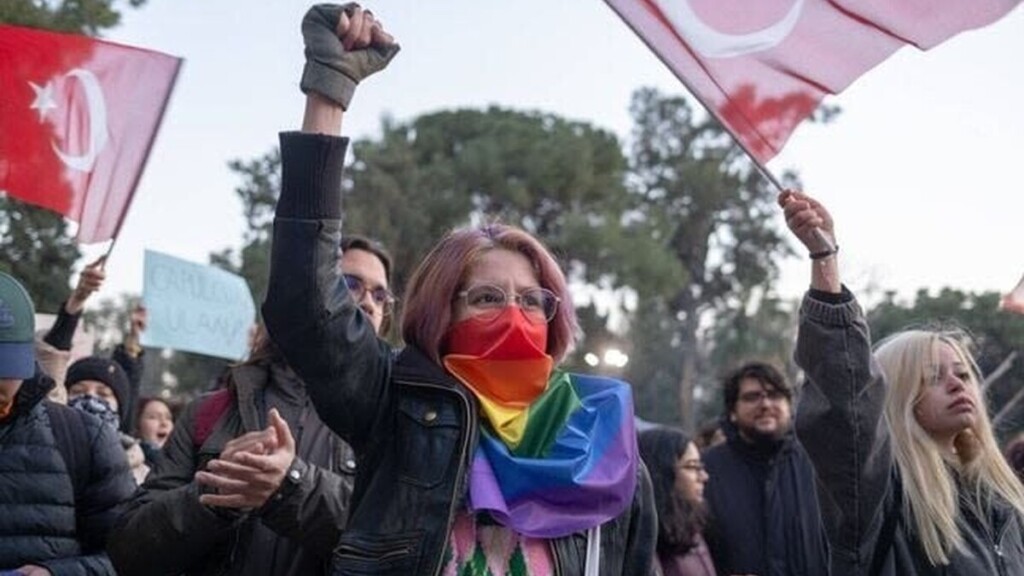 Turquie : soixante-deux personnes arrêtées après des rassemblements de soutien à la communauté LGBT+