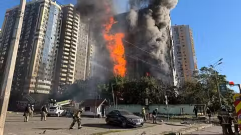 Ukraine : frappes meurtrières sur Kharkiv et Kiev, une tour de refroidissement de la centrale de Koursk touchée par un drone