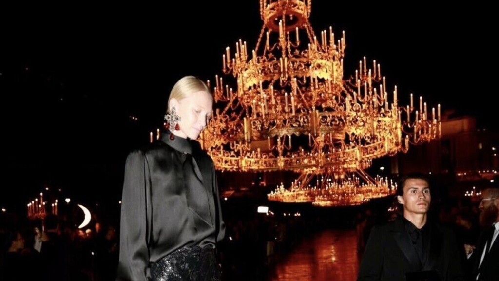 Yulia Lobova Harfouch, Hailey Bieber, Kate Moss, Catherine Deneuve… Un parterre de stars au défilé Saint Laurent