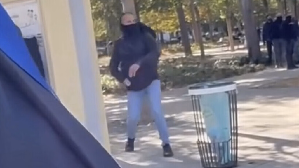 Mobilisation des lycéens: habillé comme casseur, un adulte lance un projectile et fuit la caméra. La rumeur d’un policier en civil enfle