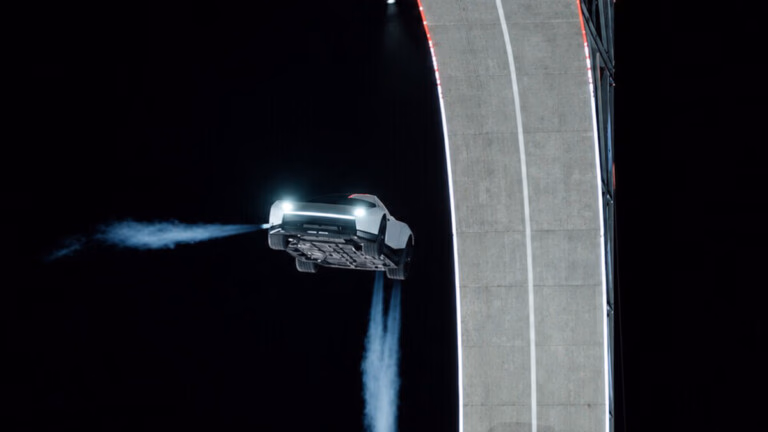 Après 9 ans d’attente, Elon Musk dévoile une Tesla volante: la Roadster réalise des figures aériennes spectaculaires