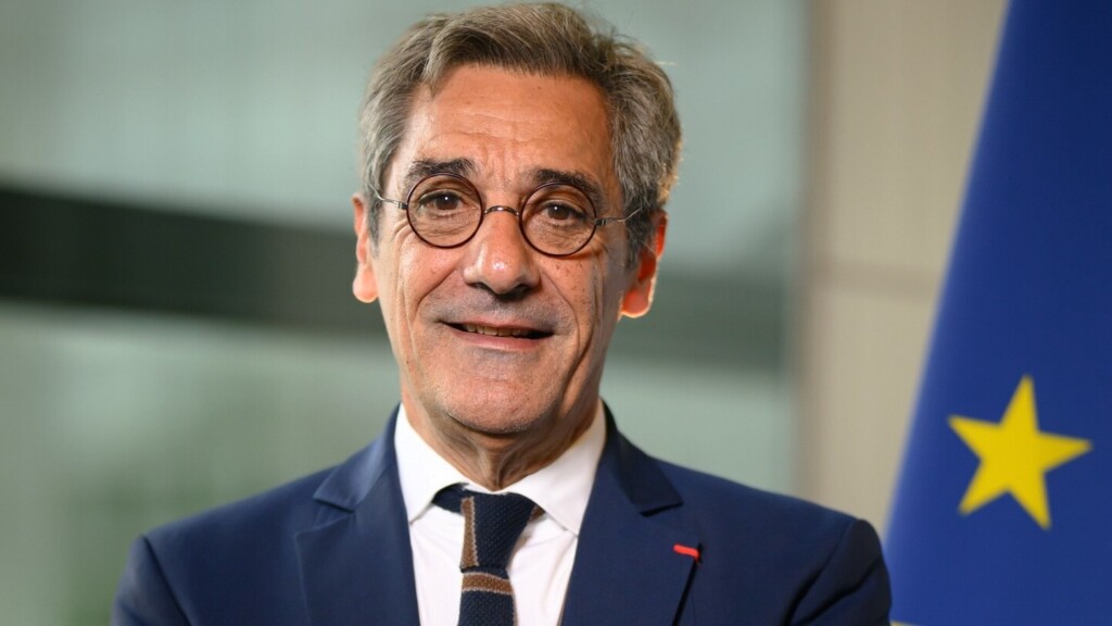 Taxe sur les petits colis : Serge Papin et le gouvernement se félicitent de faire payer les pauvres