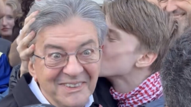 VIDÉO - Devenu la star des lycéens après son interview virale, Elwan embrasse Mélenchon: «C’est lui qui va sauver la France»