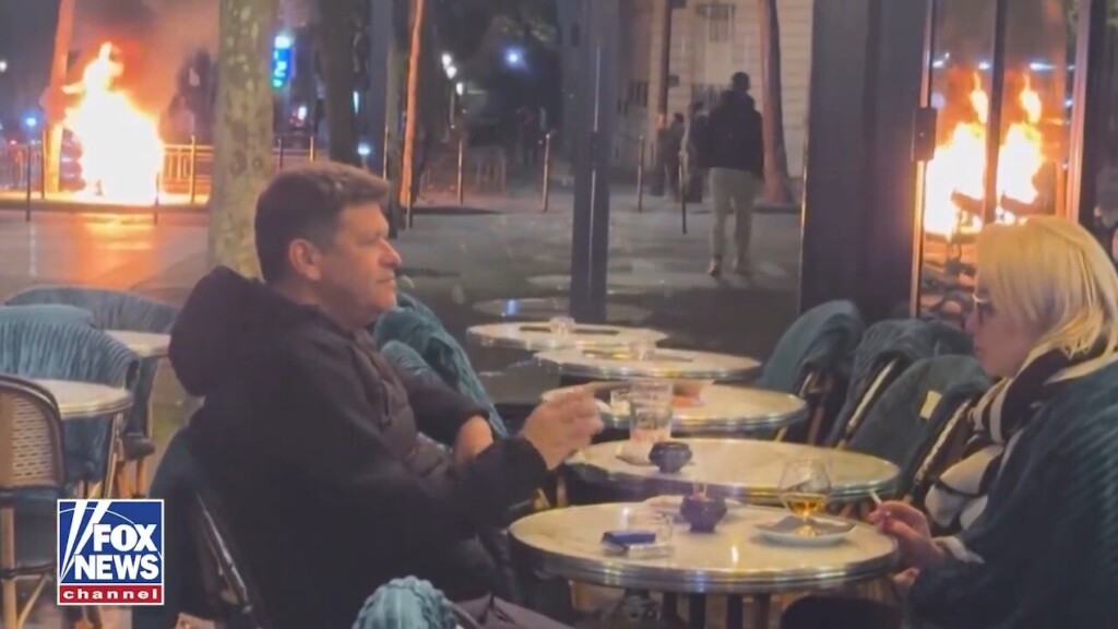 Paris : une poubelle brûle à quelques mètres, un couple continue tranquillement son apéro en terrasse près de l’Arc de Triomphe