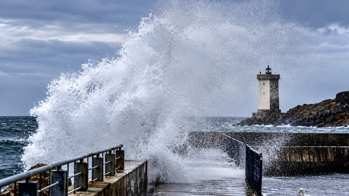 Tempête Austen : des rafales à 161 km/h, 23 départements en vigilance orange et 161.000 foyers privés d’électricité