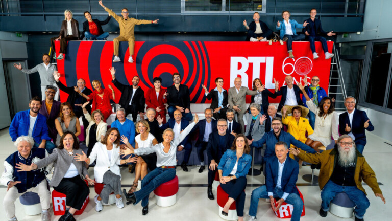 RTL fête ses 60 ans avec 60 heures de programmes exceptionnels et une photo historique réunissant ses plus grandes voix (Photo : Philippe PETIT / PARIS MATCH)