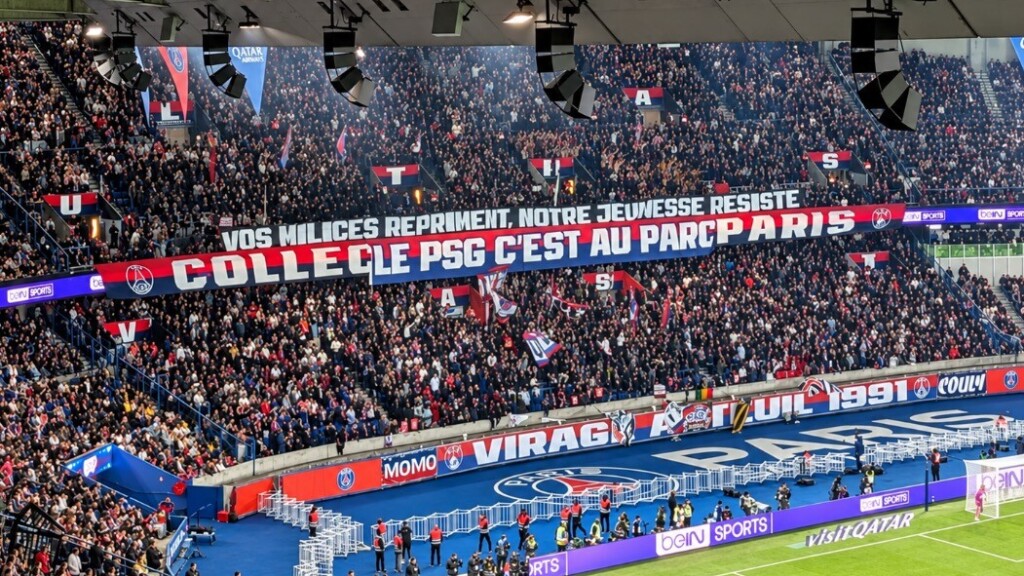 PSG-Le Mans : les ultras du virage Auteuil quittent les tribunes après le retrait d'une banderole de soutien aux lycéens en grève