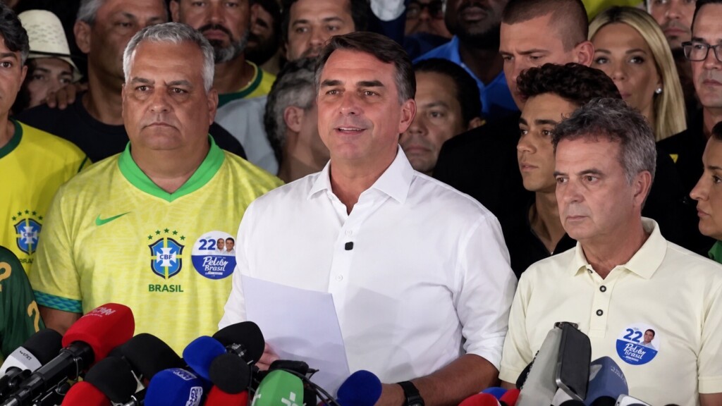 Flávio Bolsonaro soupçonné d’avoir fui le Brésil: ses passeports annulés, un jet privé immobilisé en Argentine