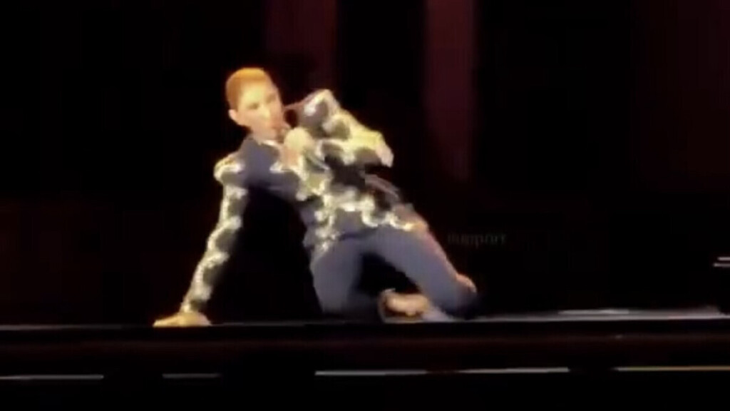 VIDÉO – Céline Dion chute sur scène hier soir à Paris et oublie les paroles de l’un de ses plus grands tubes