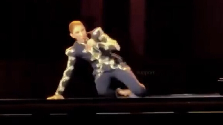 Céline Dion chute sur scène hier soir à Paris et oublie les paroles de l’un de ses plus grands tubes