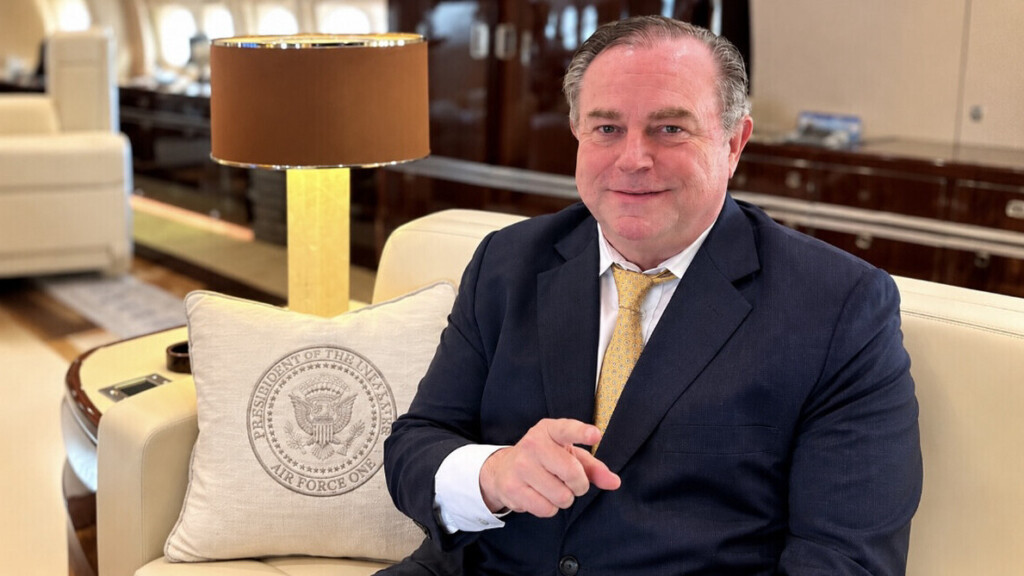 Donald Trump invite Chris Ruddy, le patron de Newsmax, à bord d’Air Force One et le couvre d’éloges en plein meeting