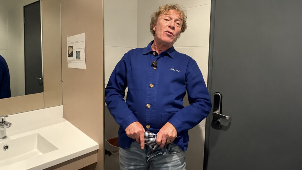Christophe Hondelatte montre son slip dans les toilettes pour trouver des sponsors et sauver son podcast