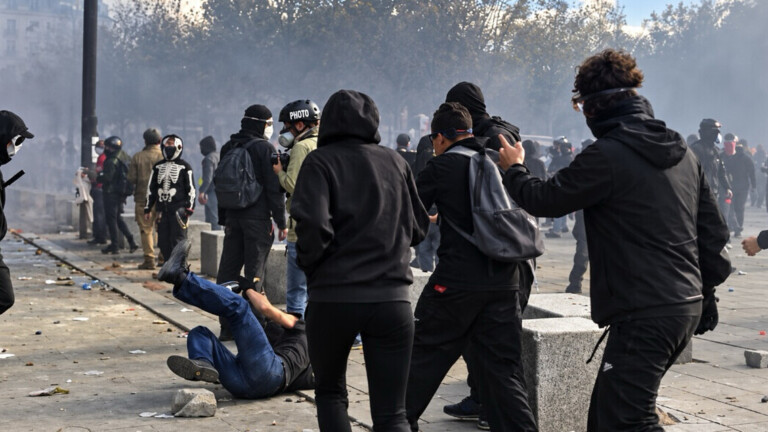 Manifestations: un jeune se fait arracher la main par une grenade, des mairies saccagées, des incendies et un mort à l’Arc de Triomphe