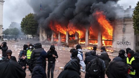 Manifestations: l’office de tourisme de Lyon incendié, la mairie de Marseille prise d’assaut, la France secouée par de violentes émeutes