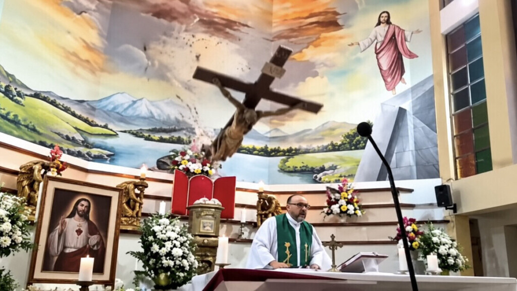 «Un jour, nous allons tous mourir»: un prêtre tué par la chute d’une immense croix en pleine messe, quelques instants après avoir évoqué la mort