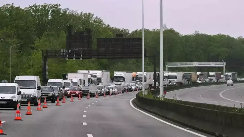 A13 fermée pendant des mois : Pécresse réclame une baisse de 50 % du péage du Duplex A86