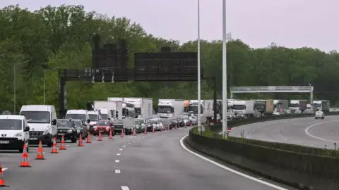 A13 fermée pendant des mois : Pécresse réclame une baisse de 50 % du péage du Duplex A86