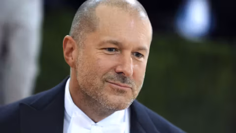 Après l’iPhone, Jony Ive prépare une IA sans écran : la promesse d’une déconnexion paradoxale
